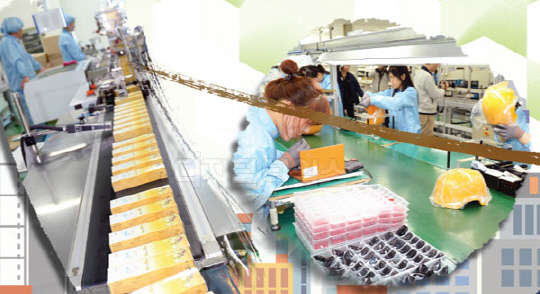 (왼쪽부터)한국콜마의 스마트 공장 시스템, KMW 직원들이 안전과 IT가 융합된 '융합안전모'를 만들고 있다.